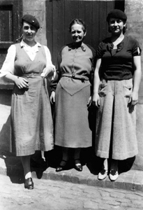 Angele, haar moeder en haar zus Germaine voor de deur in de Wagenstraat